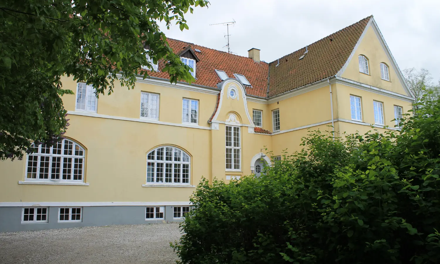 Sputnikkollegiets gule botilbud set udefra